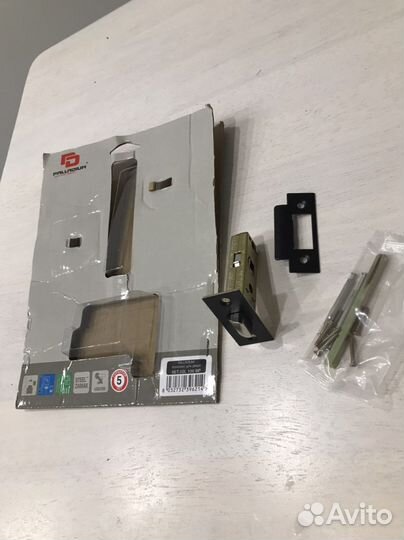 Защелка и задвижка дверная