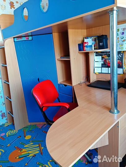 Детский уголок с кроватью и столом