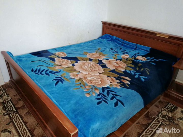 Кровать, комод и зеркало