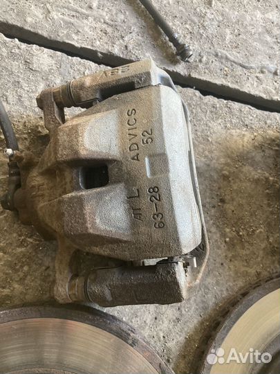 Суппорта передние на Toyota Camry