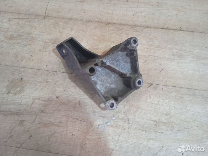 Кронштейн двигателя левый Audi A6 C5 3.0