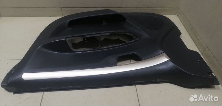 Обшивка двери передней правой V5 2013