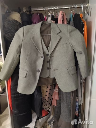 Рубашки, брюки, пиджак и жилетки