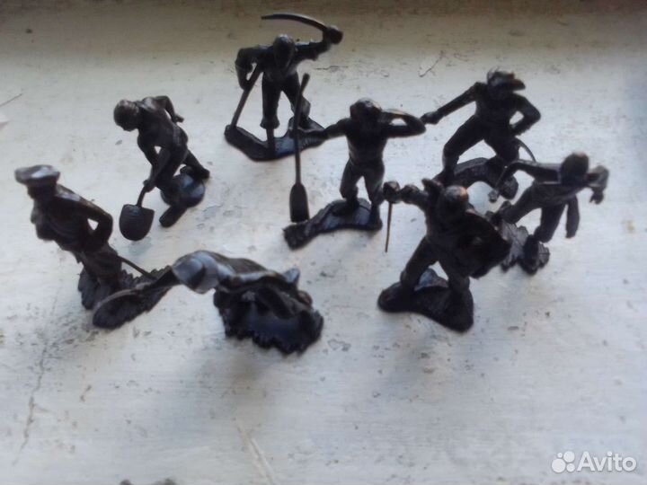 Солдатики в наборе и без,есть большие