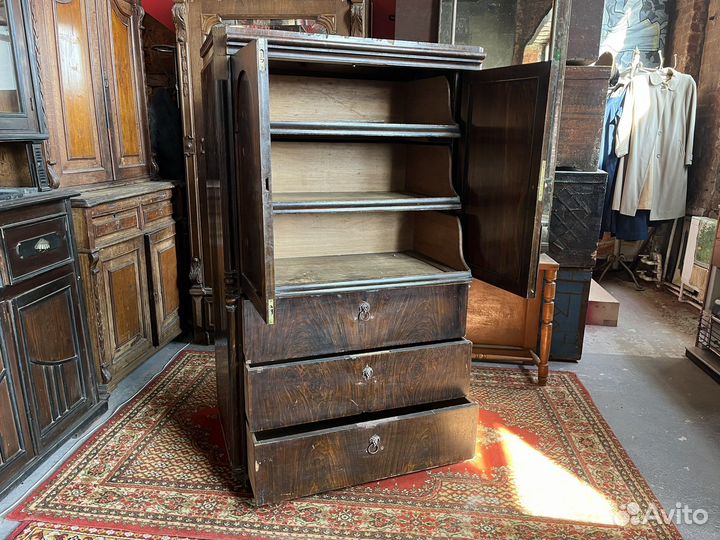 Старинный шкаф