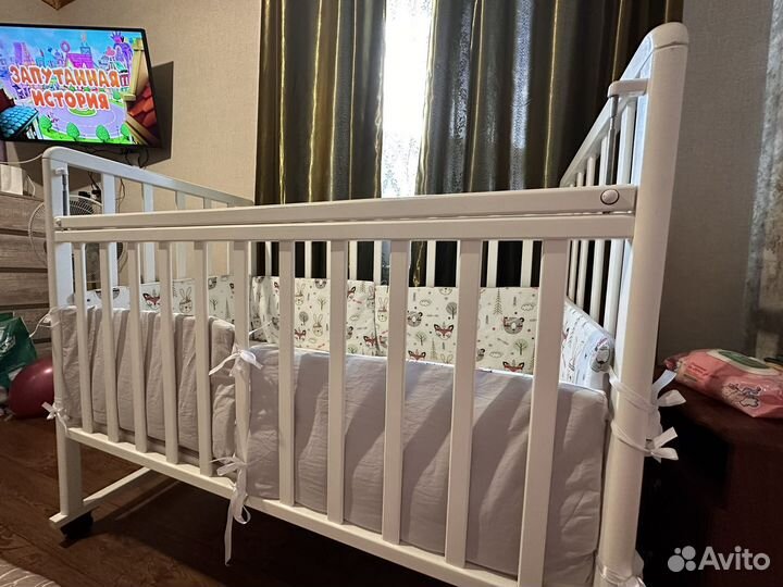 Детская кроватка с маятником