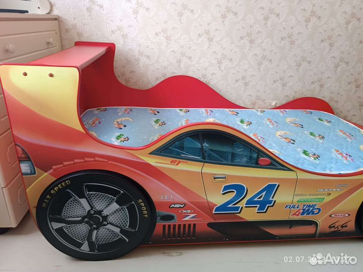 Детская кровать машина