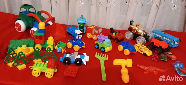 Игрушки для мальчика пакетом машинки