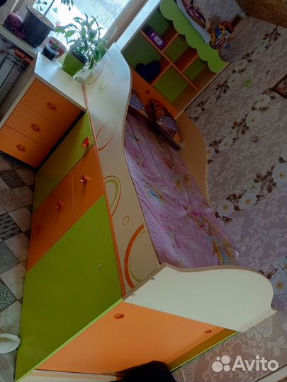 Кровать чердак со столом и шкафом