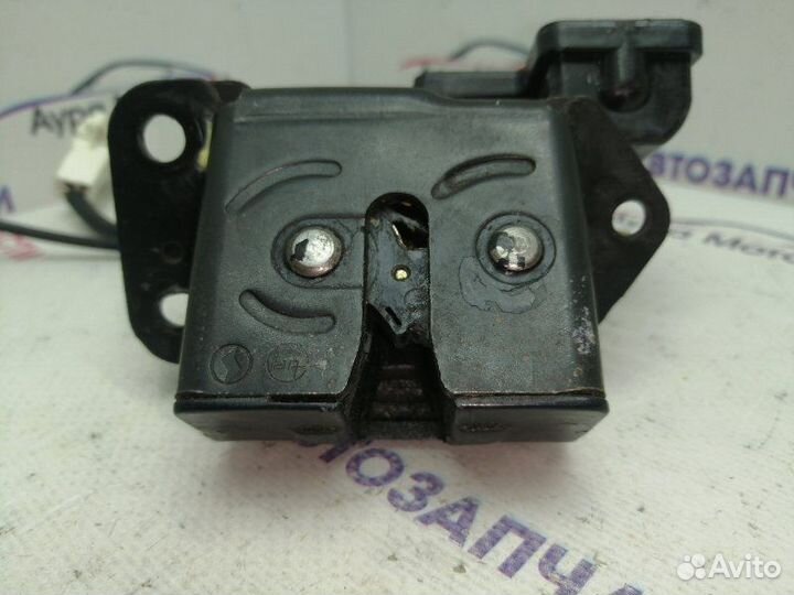 Замок 5-й двери задний Toyota Allex NZE121