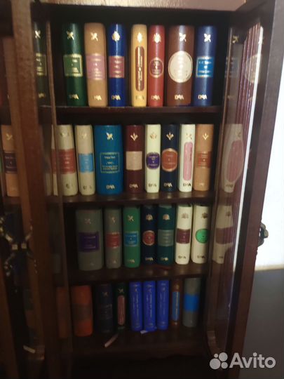 Шкафчик из коллекции Deagostini вместе с книгами