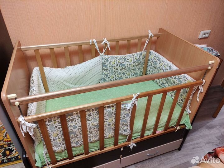 Детская кроватка с маятником и ящиками