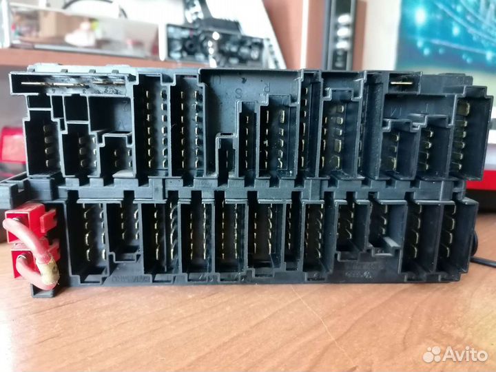 Блок реле и предохранителей passat b3