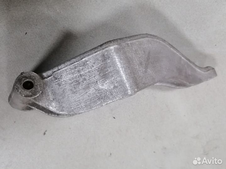 Кронштейн двигателя Volkswagen Passat B3 1988-1993