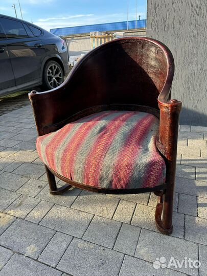 Старинное кресло