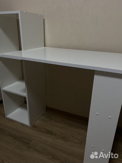 Письменный стол для школьника/мастера маникюра