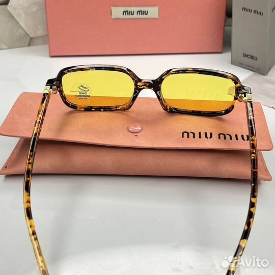 Солнцезащитные очки Miu Miu