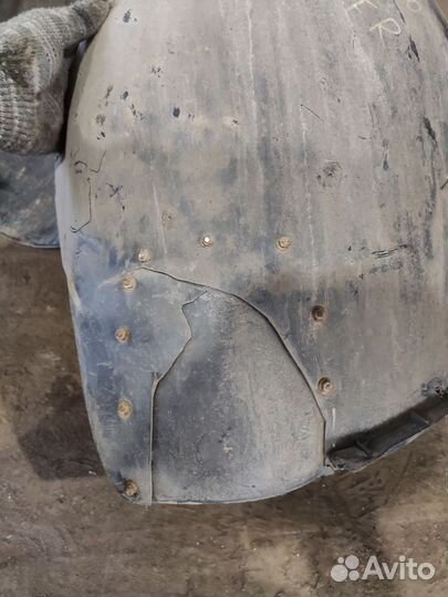 Передний подкрылок правый Volkswagen Passat B6