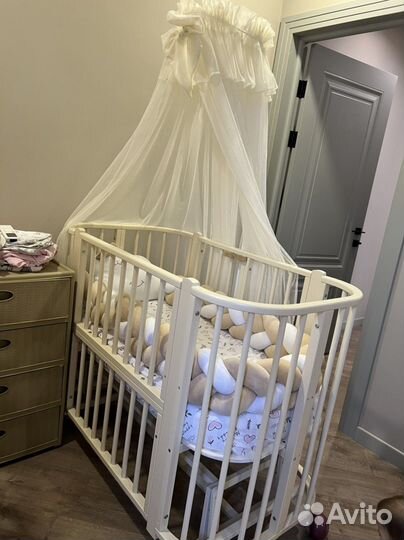 Детская кроватка с маятником