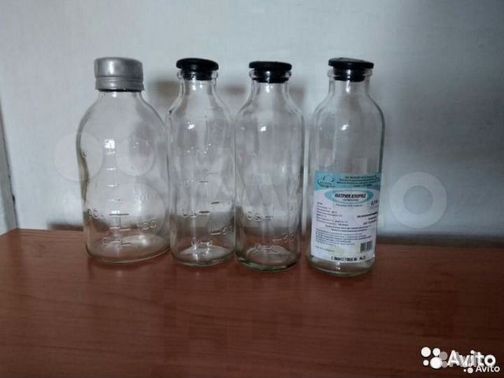 Аптечка, вата, бутылки медицинские