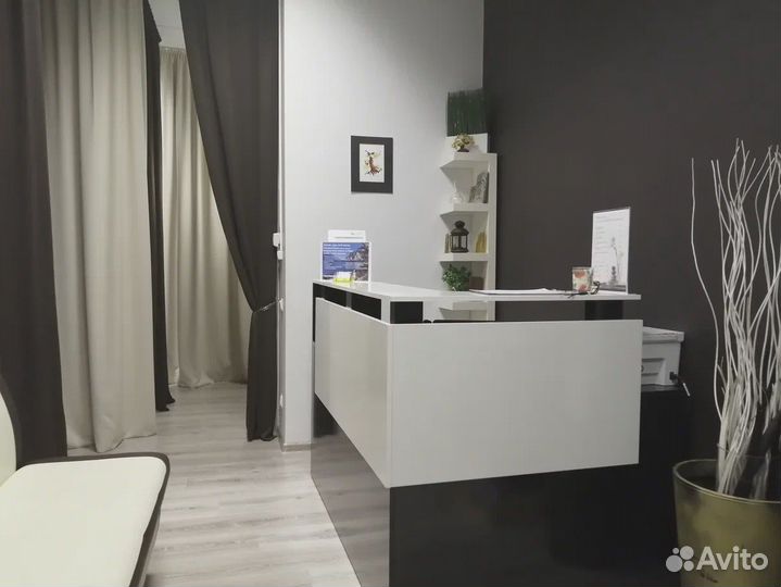 Стойка ресепшн со столом