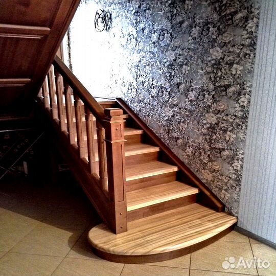 Лестница железная с деревянными ступенями
