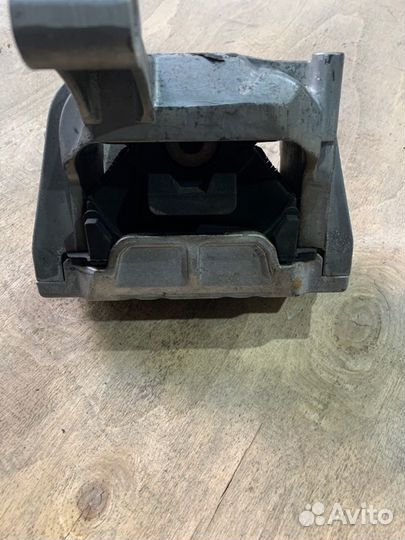 Подушка двигателя Volkswagen Tiguan 2.0 CAW