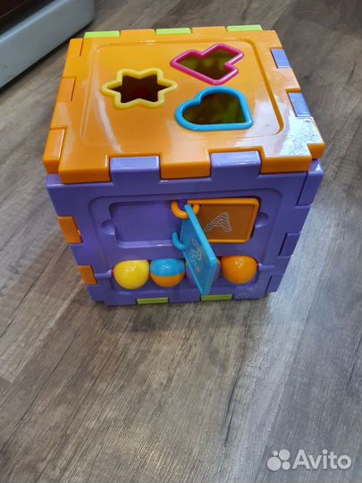 Развивающий кубик сортер