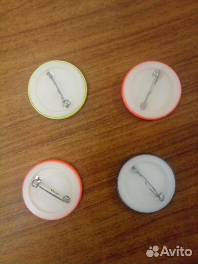 Значки 4 шт. Цена указана за 1 шт