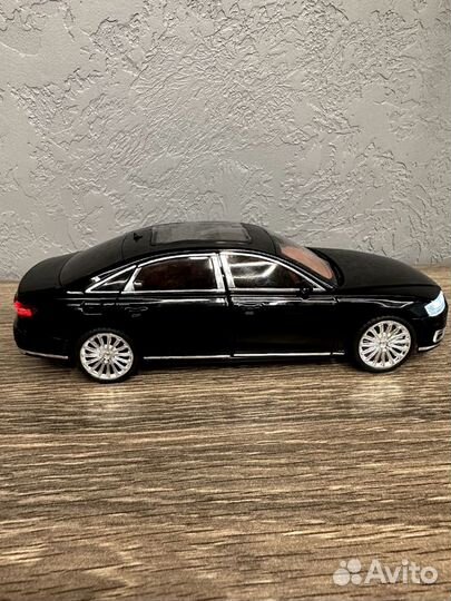 Машинка инерционная Audi A8 металлическая 1:24