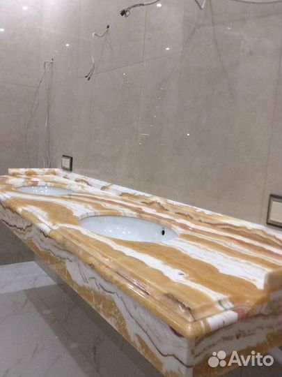 Столешница из камня мрамор оникс гранит