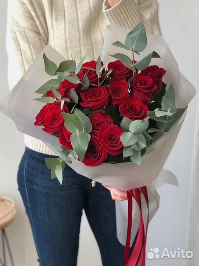 Букет из розовых роз и эвкалипта