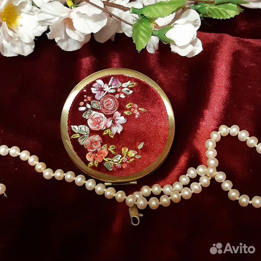 Зеркальце вышитое лентами