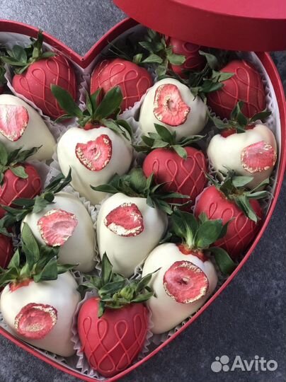 Клубника в шоколаде в коробке сердце