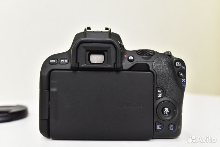 Canon 200D 18-55mm f/3.5-5.6 III