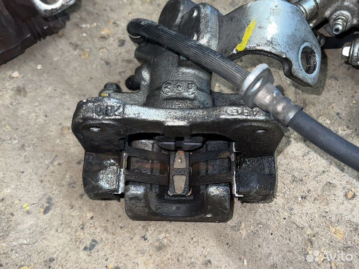 Суппорт задний левый правый honda Civic 4D