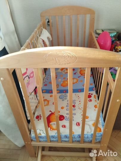 Детская кроватка с маятником