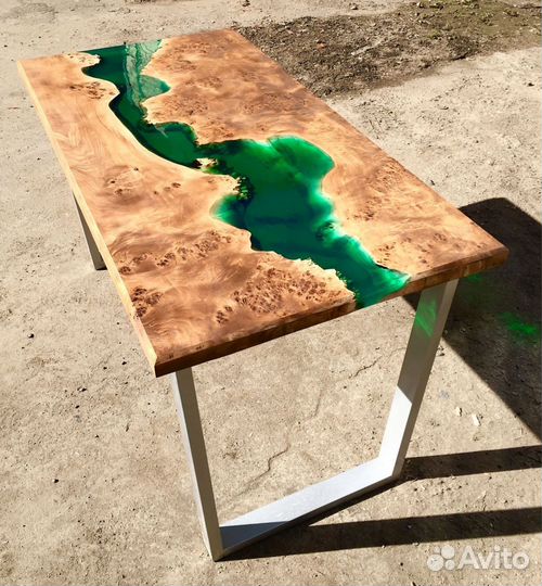 Кухонный стол из массива дерева и эпоксидной смолы