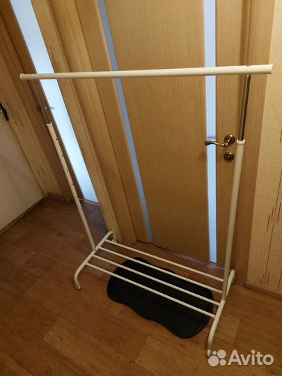 Вешалки Икеа Ригга черная и белая +лоток для обуви