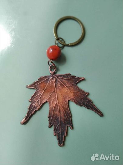 Брелок для сумки из листика клёна гальваника