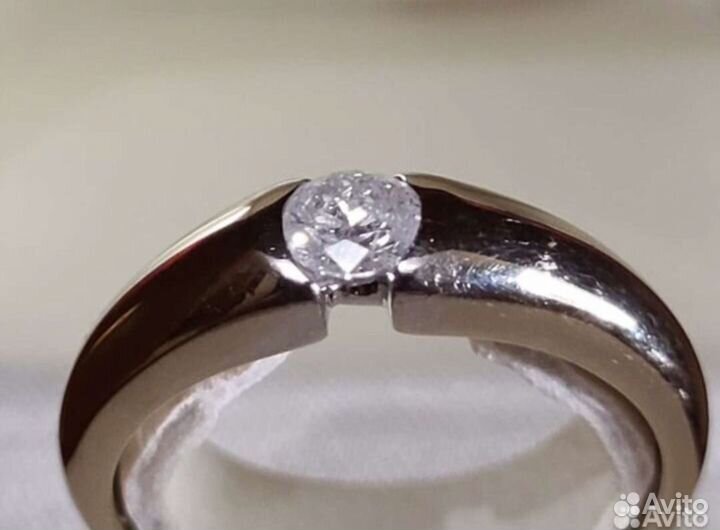 Кольцо с бриллиантом 0.33 карат 18.5р