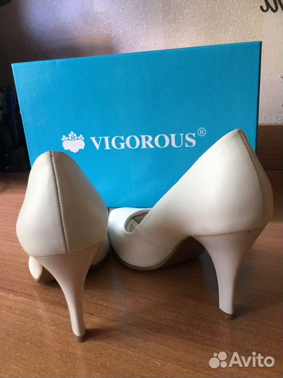 Туфли белые 37 размер