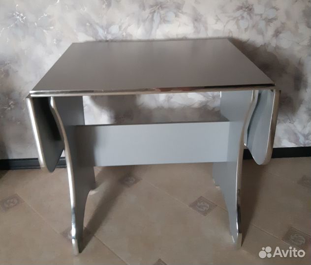 Продам кухонный стол