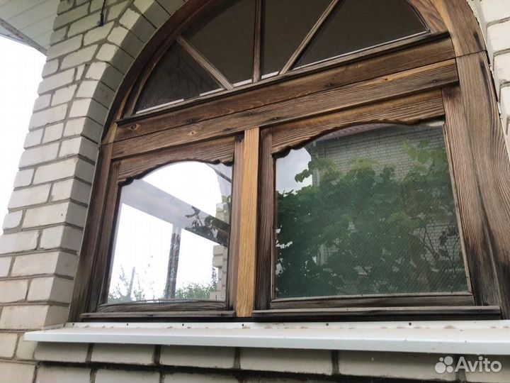 Деревянные окна арки