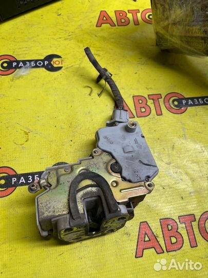 Замок двери передний левый Nissan Primera W11