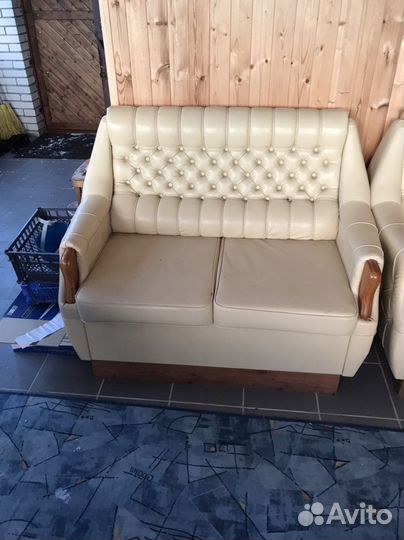 Угловой кожаный диван