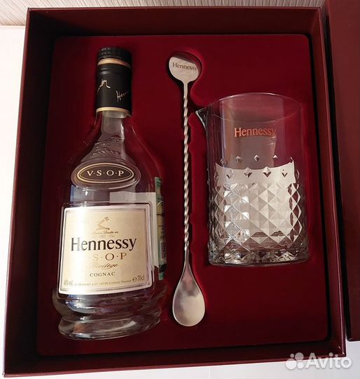 Коробки с бутылками и подарочный набор Hennessy