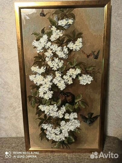 Картина, вышитая лентами на гобелене