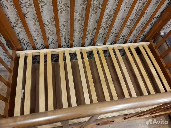 Детская кроватка с продольным маятником