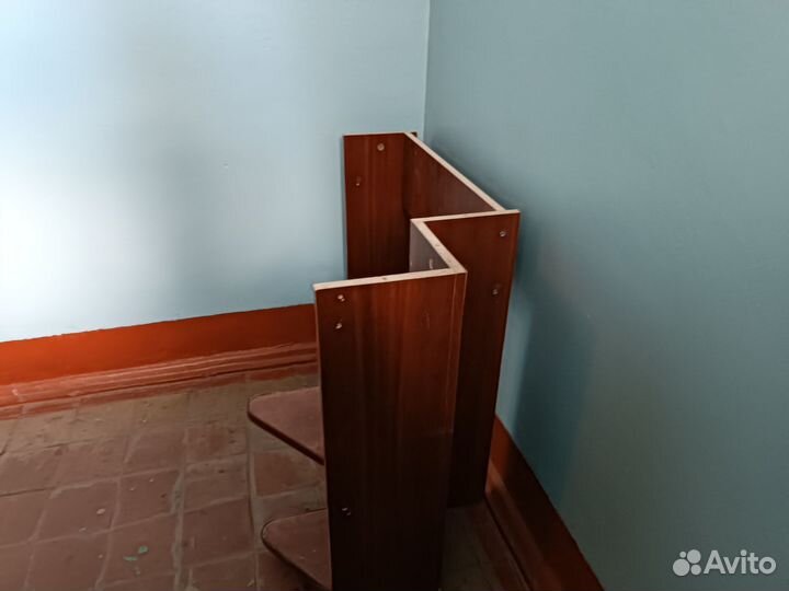 Угловой кампютерный стол цвет красного дерева